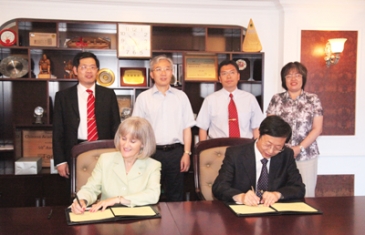 Prof. Liu and Dr. Wheatly signed the agreement.